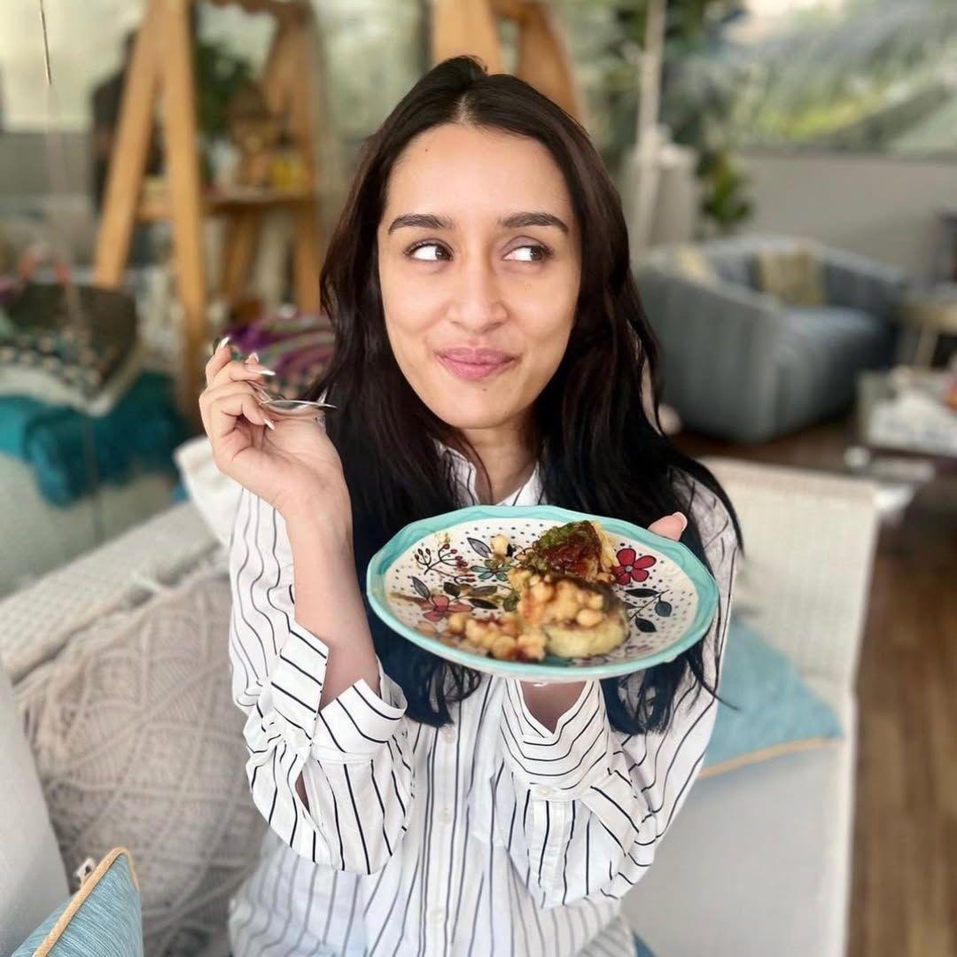 শ্রদ্ধা একঘেয়ে ডায়েট মানেন না। কখনও কখনও কখনও চিট মিলও নেন। তবে তেল ছাড়া বানানো খাবার খান, মিষ্টি পুরোপুরি এড়িয়ে চলেন।
